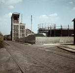 119410 Gezicht op het complex van de gemeentelijke gasfabriek aan de Blauwkapelseweg te Utrecht. Op de voorgrond het ...